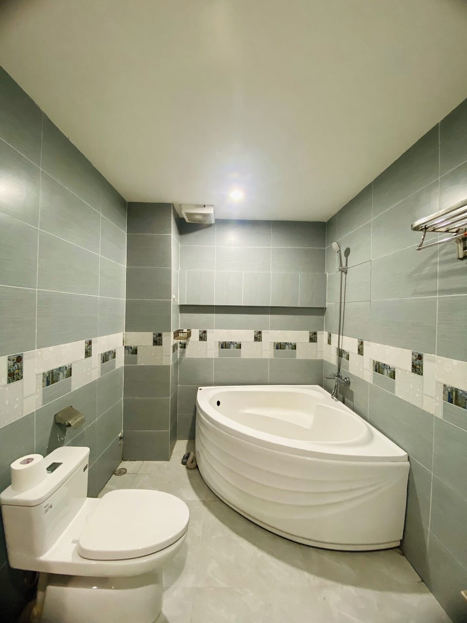 Comfort Double or Twin Room, Balcony, Courtyard View | Bathroom | Shower, free toiletries, hair dryer, towels