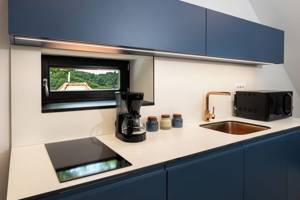Deluxe Studio Suite | Private kitchen | Fridge, microwave, coffee/tea maker, electric kettle