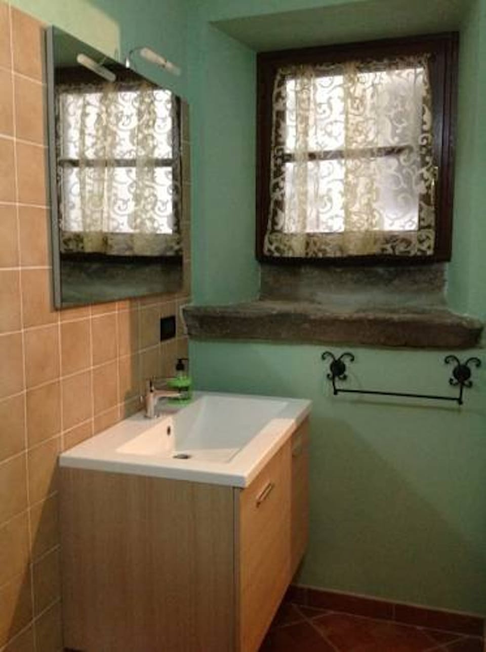Basic Room, 1 Double Bed | Bathroom | Shower, hair dryer, bidet, towels
