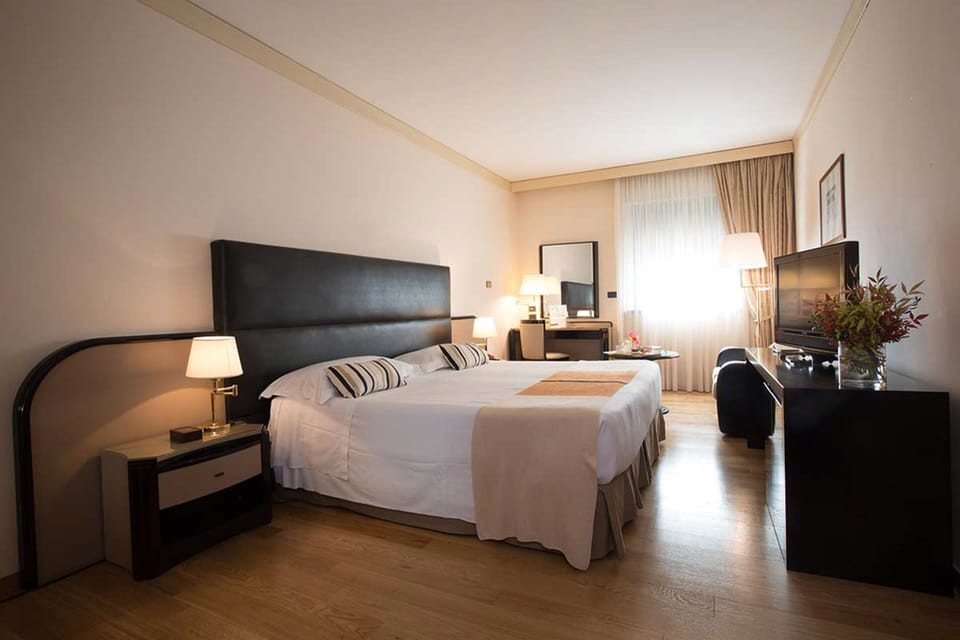 Superior Double Room | Minibar, in-room safe, desk, blackout drapes