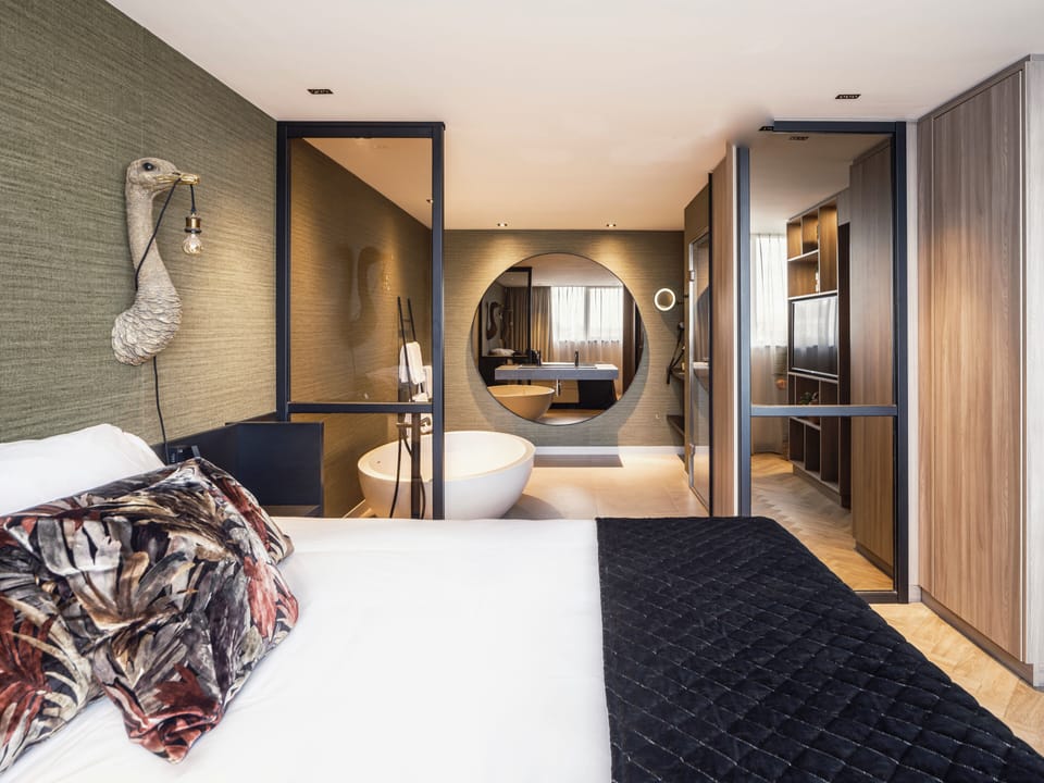 Business Suite | Premium bedding, down comforters, minibar, in-room safe