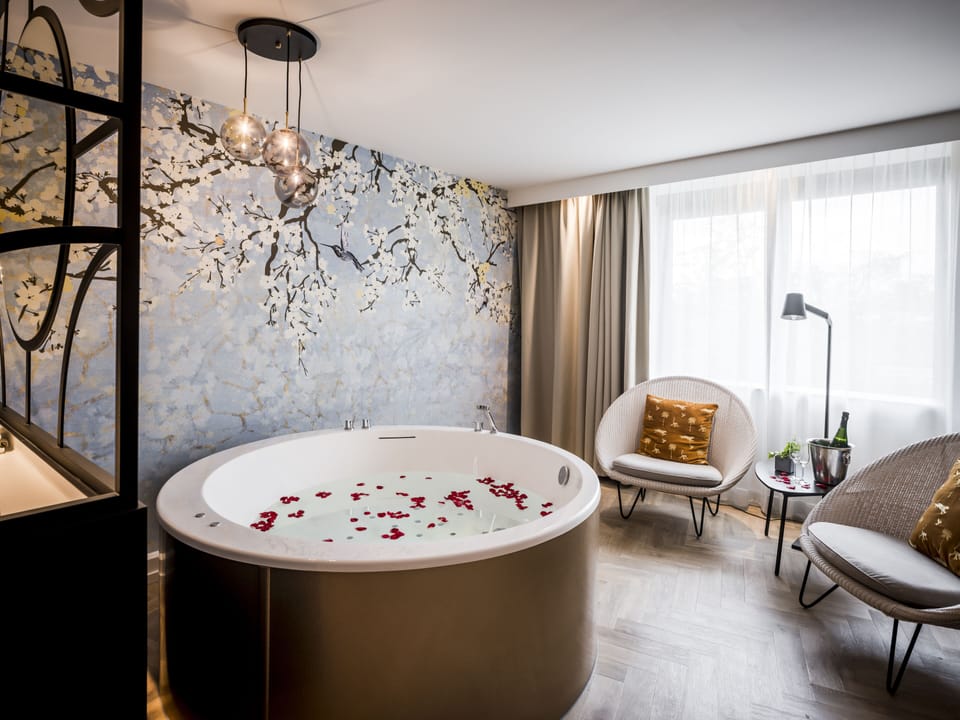 Suite Maastricht | Private spa tub
