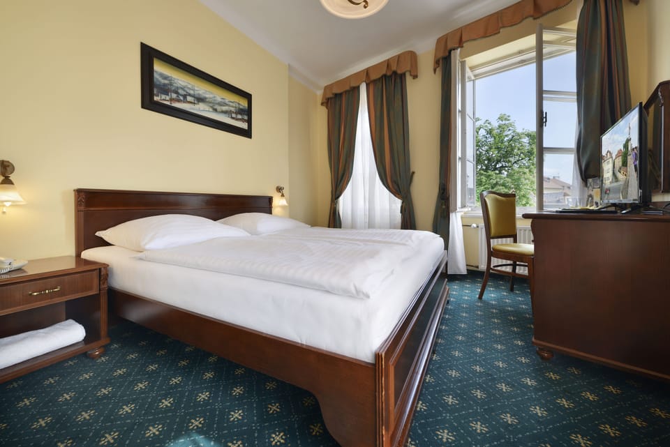 Standard Double or Twin Room | In-room safe, desk, iron/ironing board, free cribs/infant beds