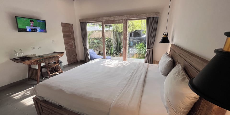 Deluxe Double Room with Pool View | Desk, iron/ironing board, free WiFi