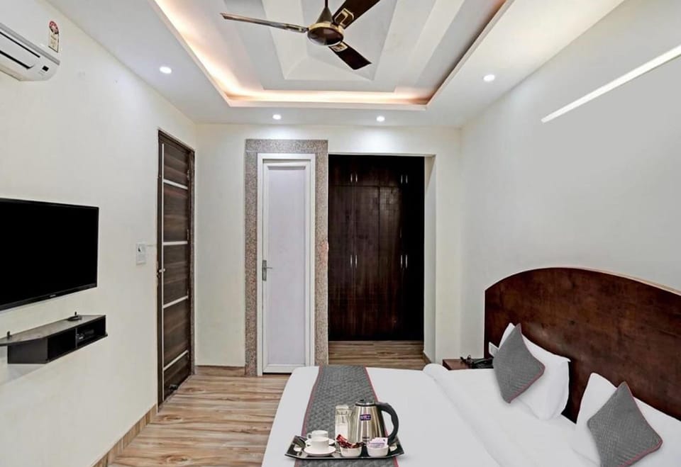 Family Room | Desk, blackout drapes, rollaway beds, free WiFi