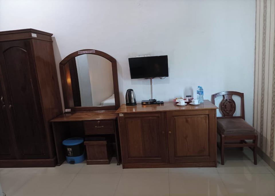Standard Twin Room | Desk, blackout drapes, WiFi (free), bed sheets