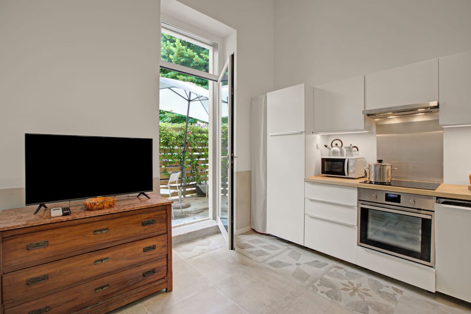 Family Apartment, 1 Bedroom, Microwave (Beach & Relax - Private Parking and) | Private kitchen
