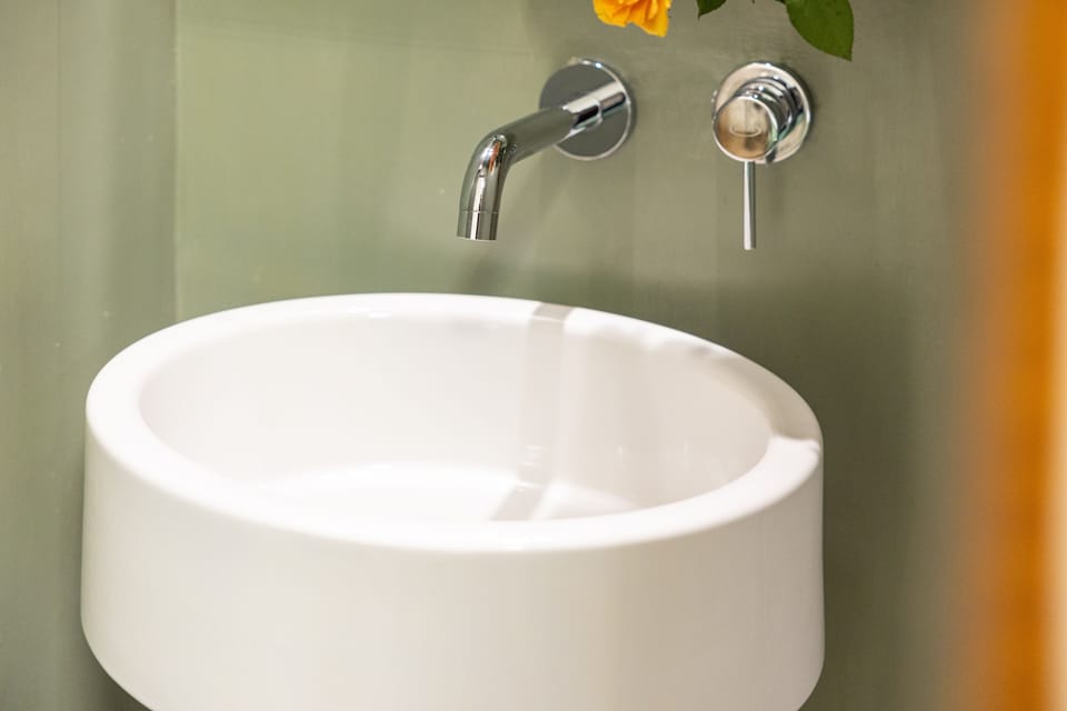 Shower, rainfall showerhead, free toiletries, hair dryer