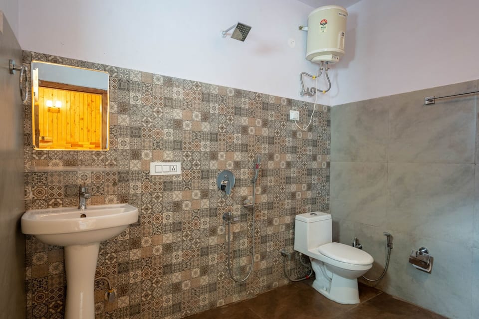 Deluxe Double Room with Balcony | Bathroom