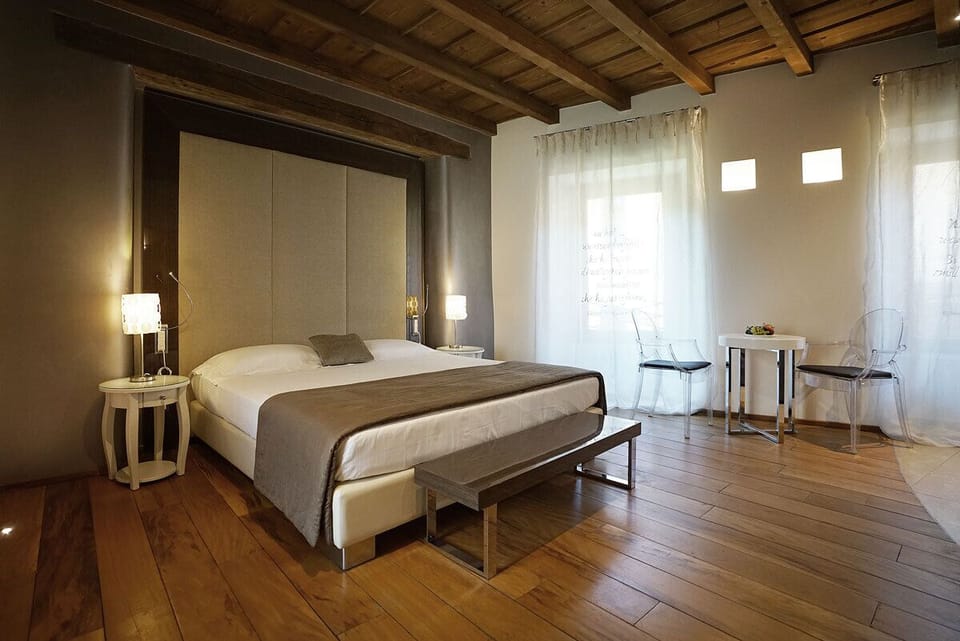 Deluxe Room | Premium bedding, desk, WiFi (free), individually furnished
