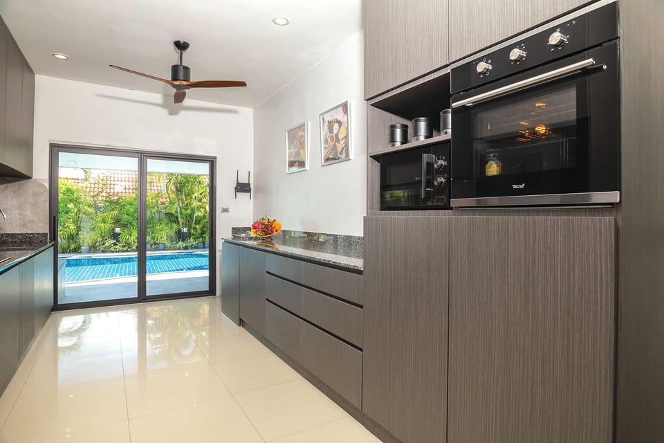Full-size fridge, microwave, oven, stovetop