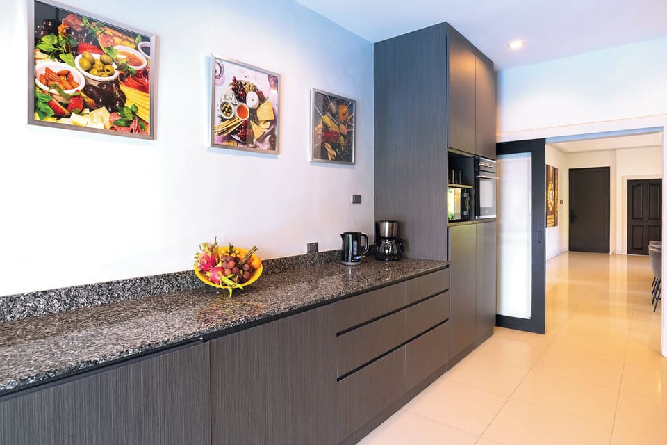 Full-size fridge, microwave, oven, stovetop