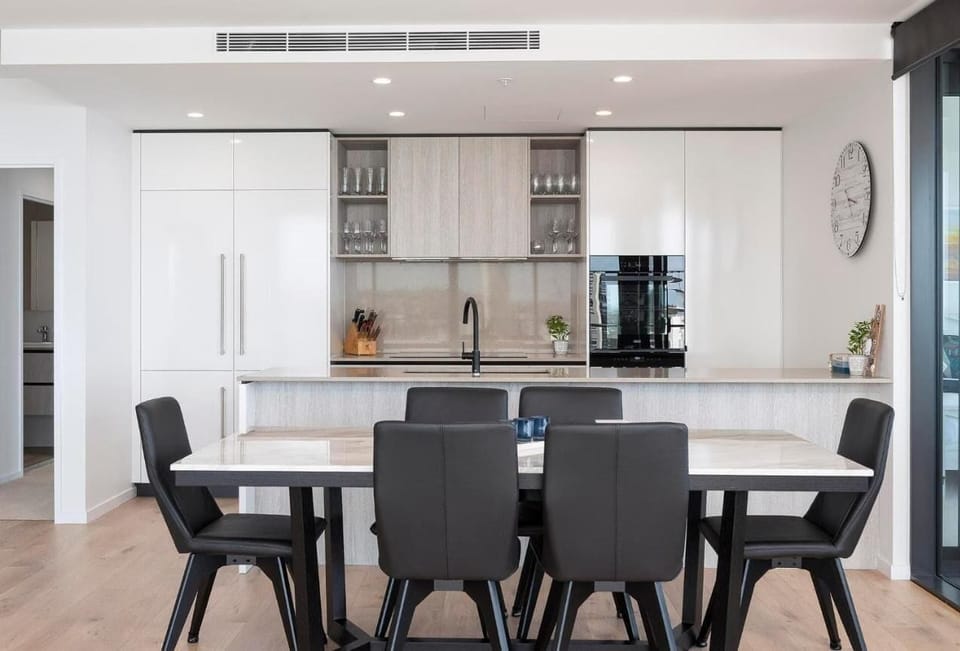Apartment, 3 Bedrooms, Ocean View | In-room dining
