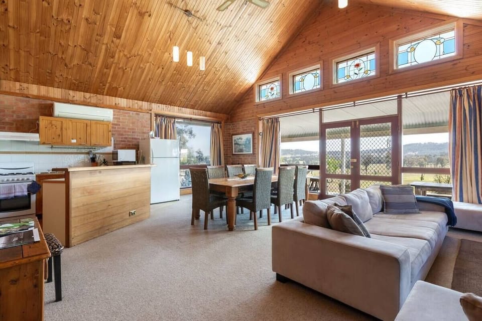 Standard Chalet, Kitchen, Vineyard View | Living area