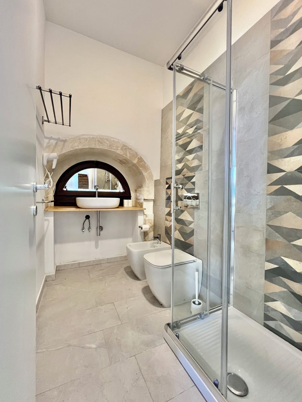 Basic Double or Twin Room, Balcony, City View | Bathroom | Shower, hair dryer, bidet, towels