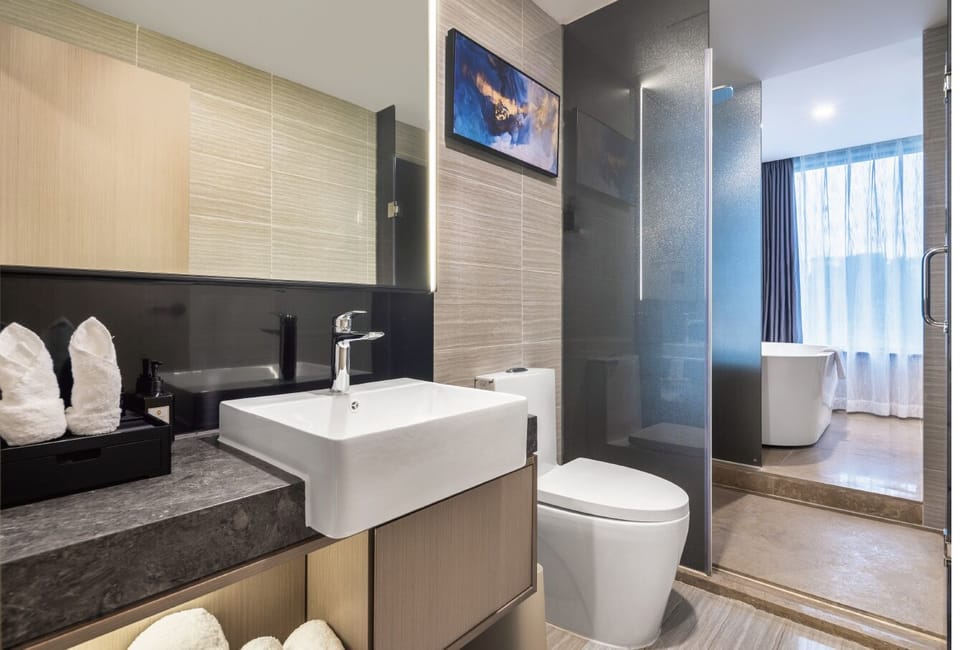 Superior Studio Suite | Bathroom | Free toiletries, hair dryer, slippers, towels