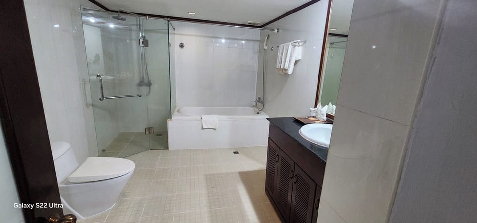Bathtub, free toiletries, hair dryer, slippers