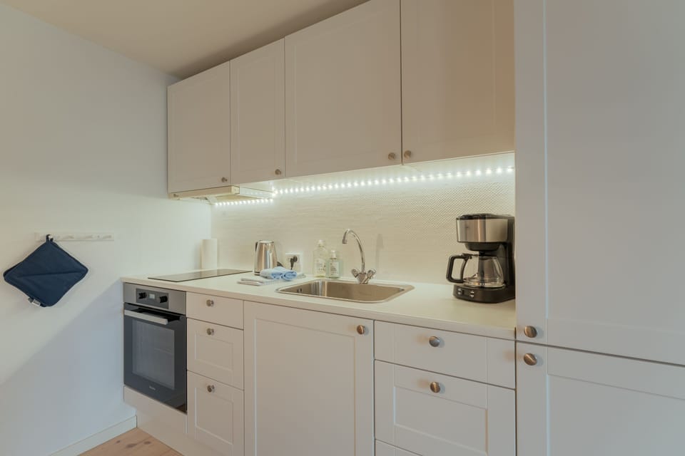 Standard Studio | Private kitchen | Coffee/tea maker, full-size fridge, oven, stovetop