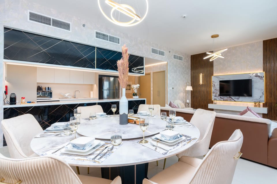 Luxury Apartment, 3 Bedrooms, City View | In-room dining