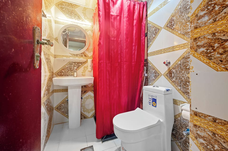 Towels, soap, shampoo, toilet paper