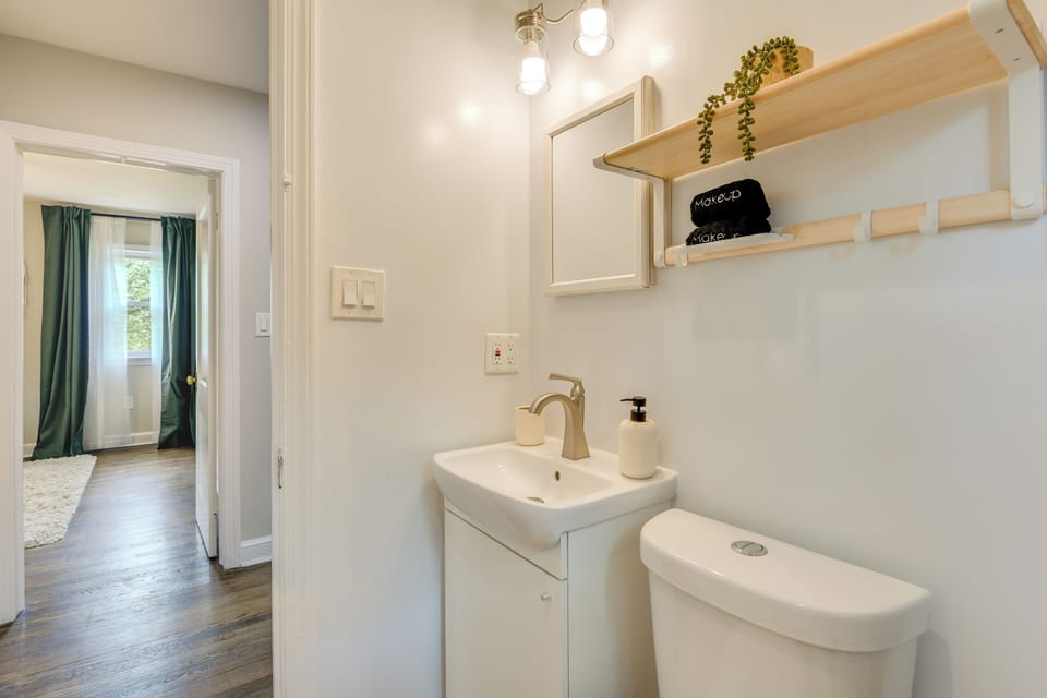 Takoma Park Apartment: Trail Access, 8 Mi to DC! Apartment in Takoma Park