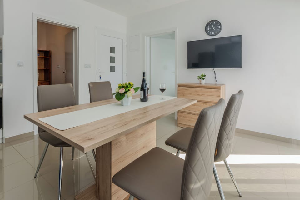 Comfort Apartment | Living area | 100-cm flat-screen TV with satellite channels