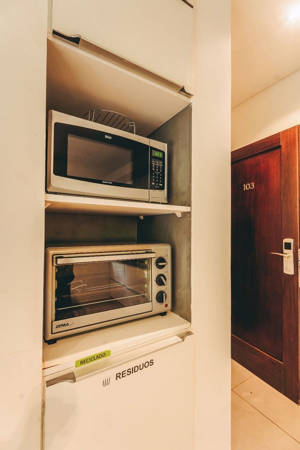 Deluxe Apartment, Park View | Microwave