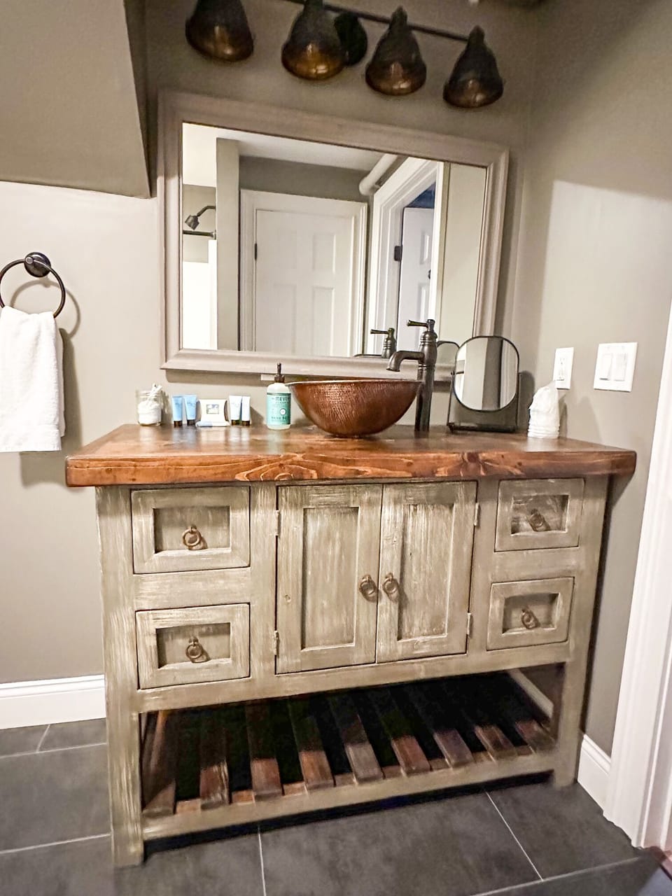 Deluxe Studio Suite | Bathroom | Combined shower/tub, free toiletries, hair dryer, towels