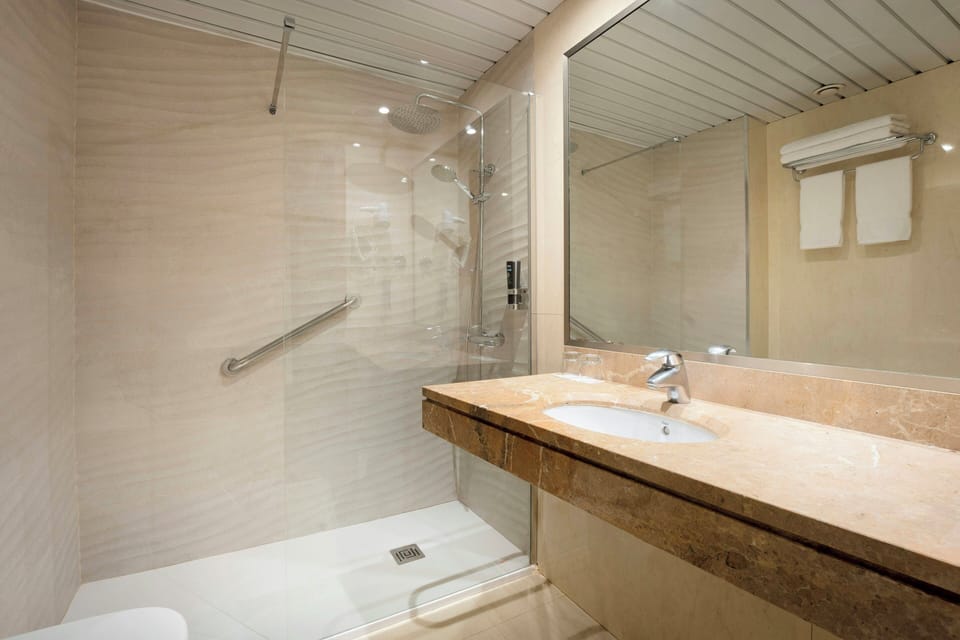 Comfort Room | Bathroom | Combined shower/tub, hair dryer, towels, soap
