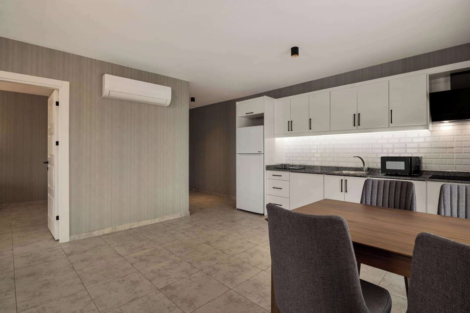 Superior Suite, Multiple Beds, Non Smoking | In-room dining