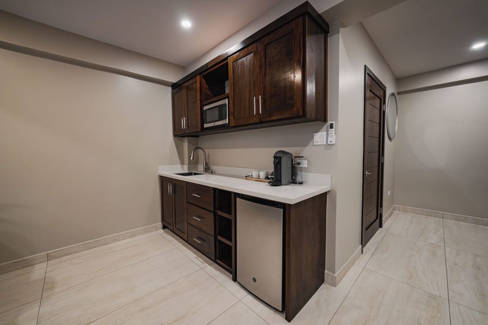 Deluxe Studio Suite, 1 King Bed, Pool View | Private kitchenette | Microwave, espresso maker, coffee/tea maker, toaster
