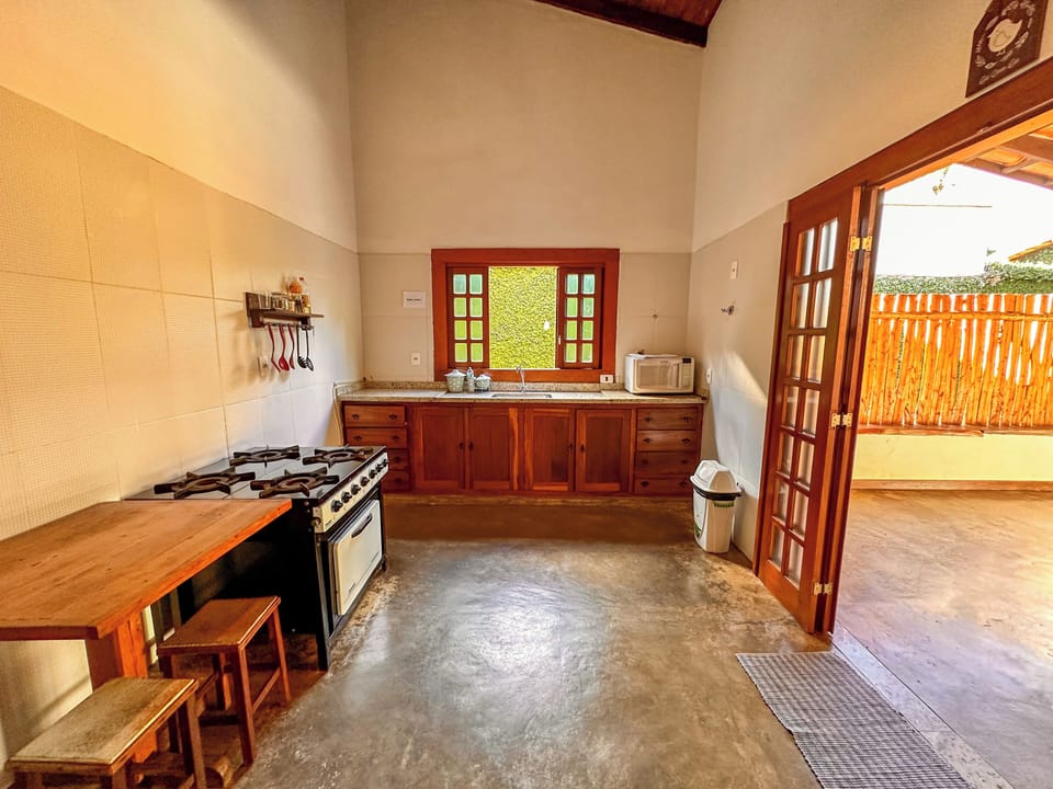 Traditional Bungalow, Balcony, Garden View | Private kitchen | Microwave