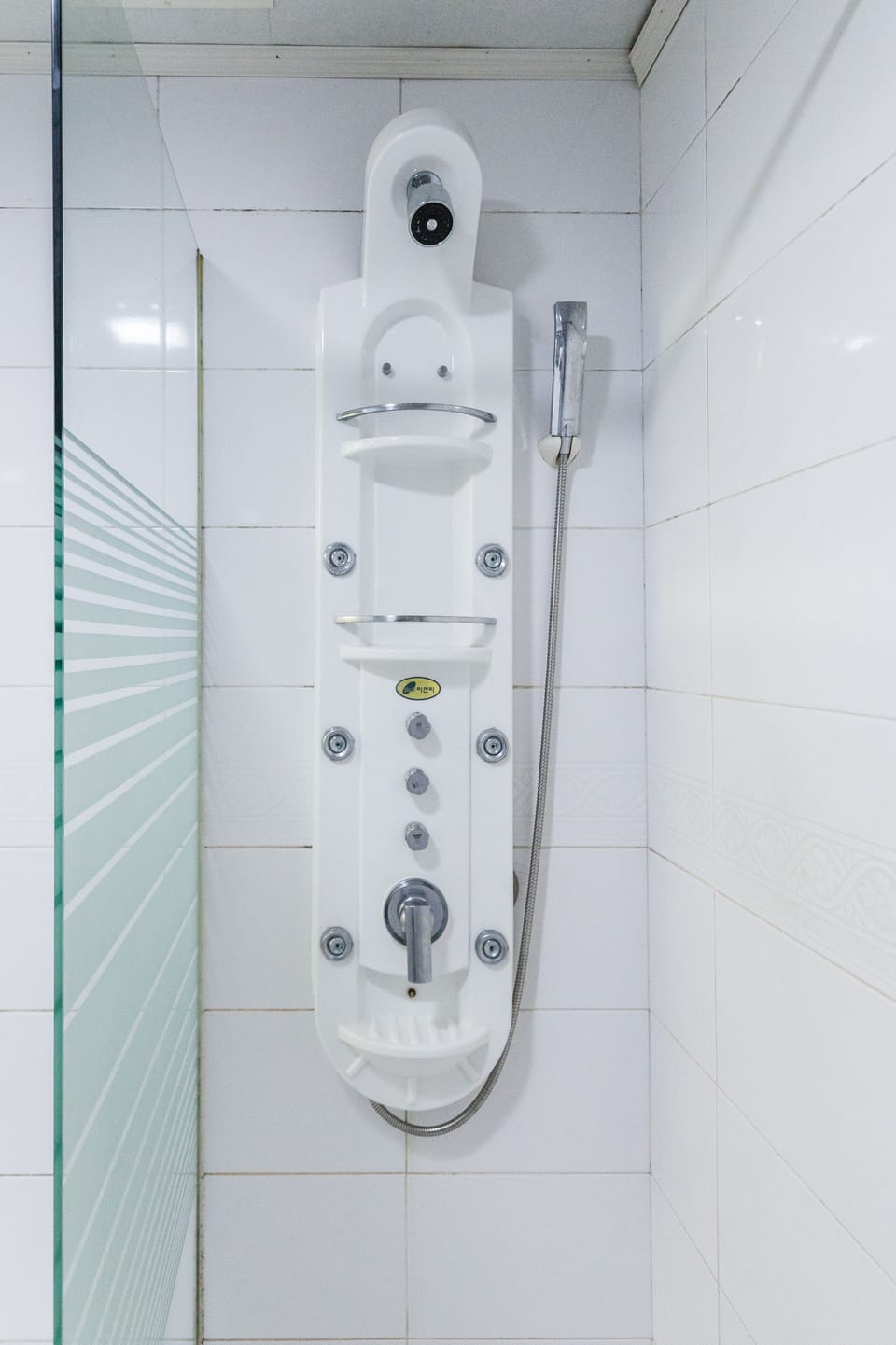 Combined shower/tub, deep soaking tub, rainfall showerhead