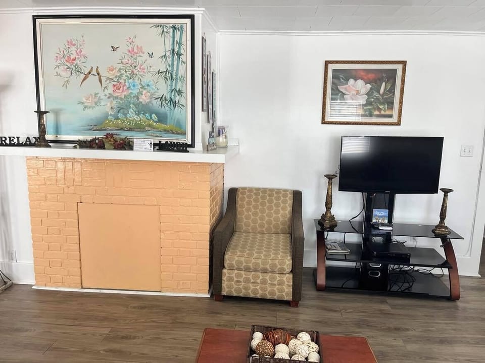 Deluxe Apartment, 3 Bedrooms, Ocean View (No Topsheet / Towels / Paper Products) | Living area | 32-inch flat-screen TV with cable channels, TV