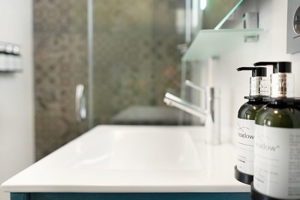 Superior Double Room | Bathroom | Shower, free toiletries, hair dryer, towels
