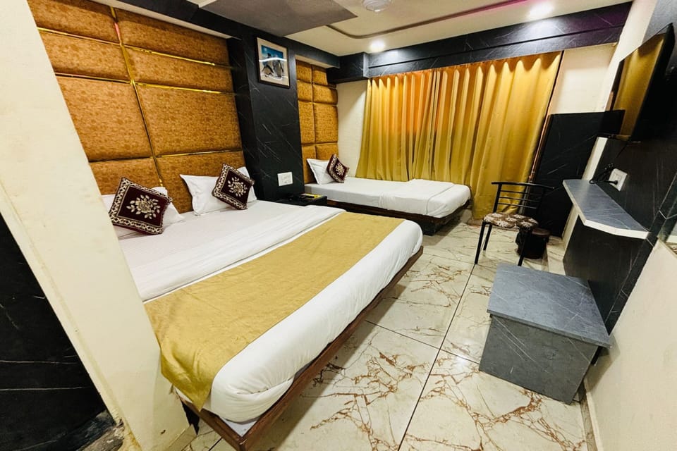 Deluxe Triple Room | Hypo-allergenic bedding, desk, rollaway beds, free WiFi