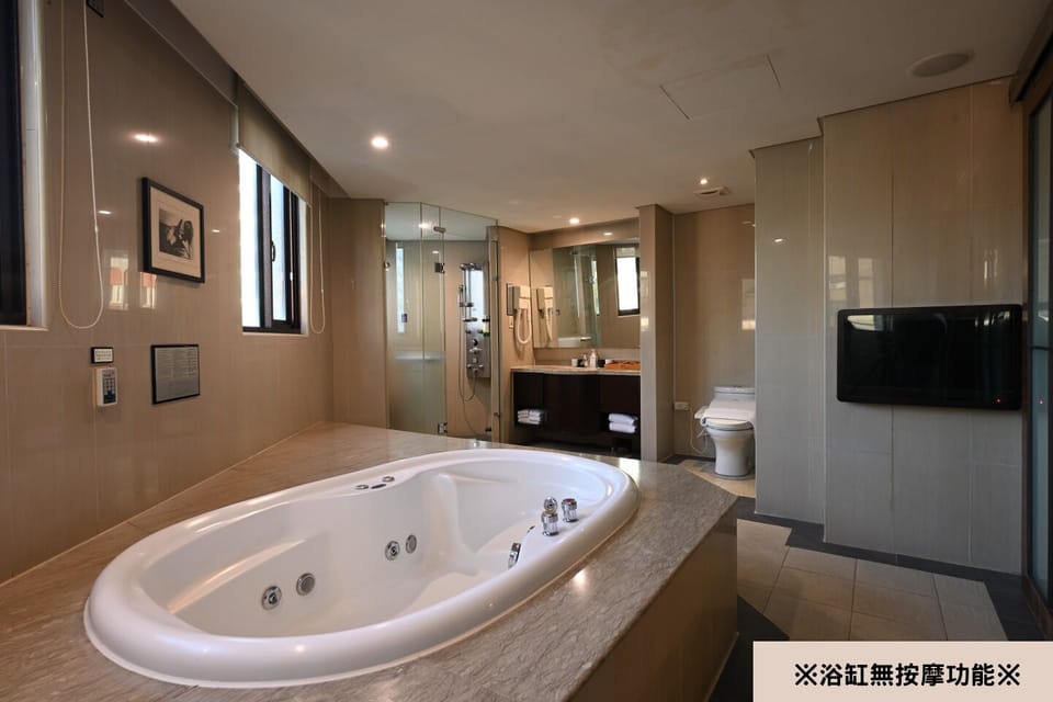 Executive Double Room | Bathroom | Separate tub and shower, rainfall showerhead, hair dryer, slippers