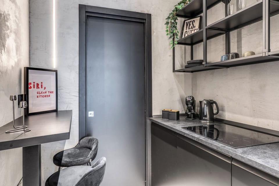 Studio Suite | Private kitchen | Mini-fridge, espresso maker, coffee/tea maker, electric kettle