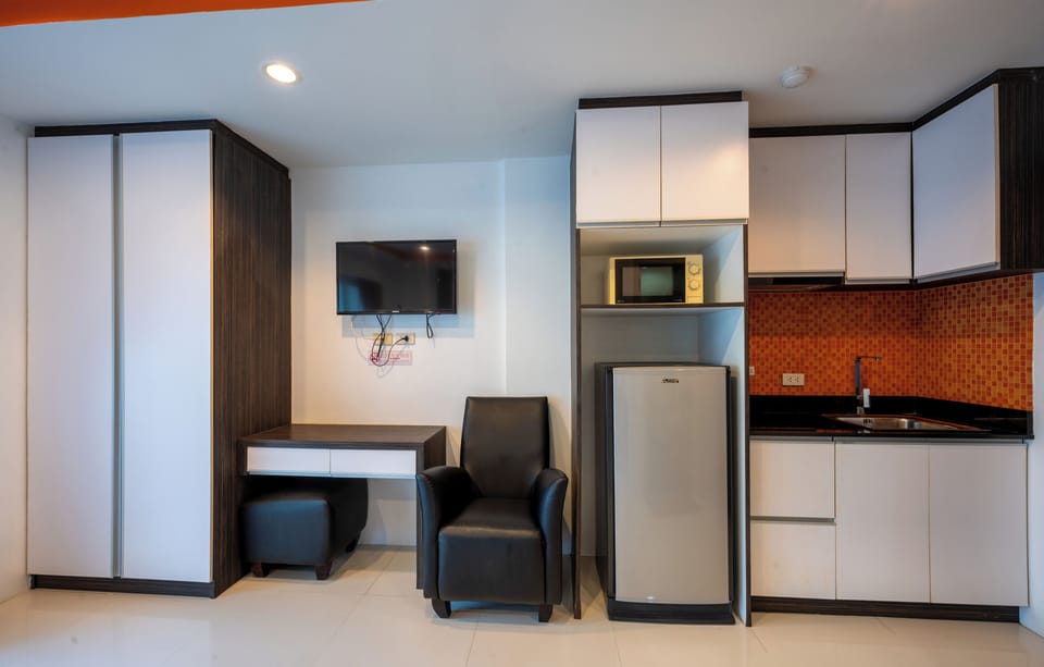 Basic Studio, Balcony | Private kitchenette
