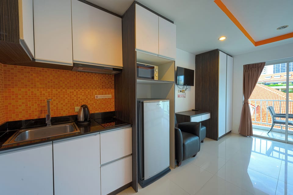 Basic Studio, Balcony | Private kitchenette