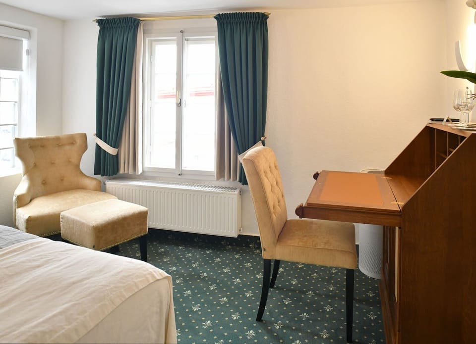 Comfort Double Room | Desk, laptop workspace, blackout drapes, free WiFi