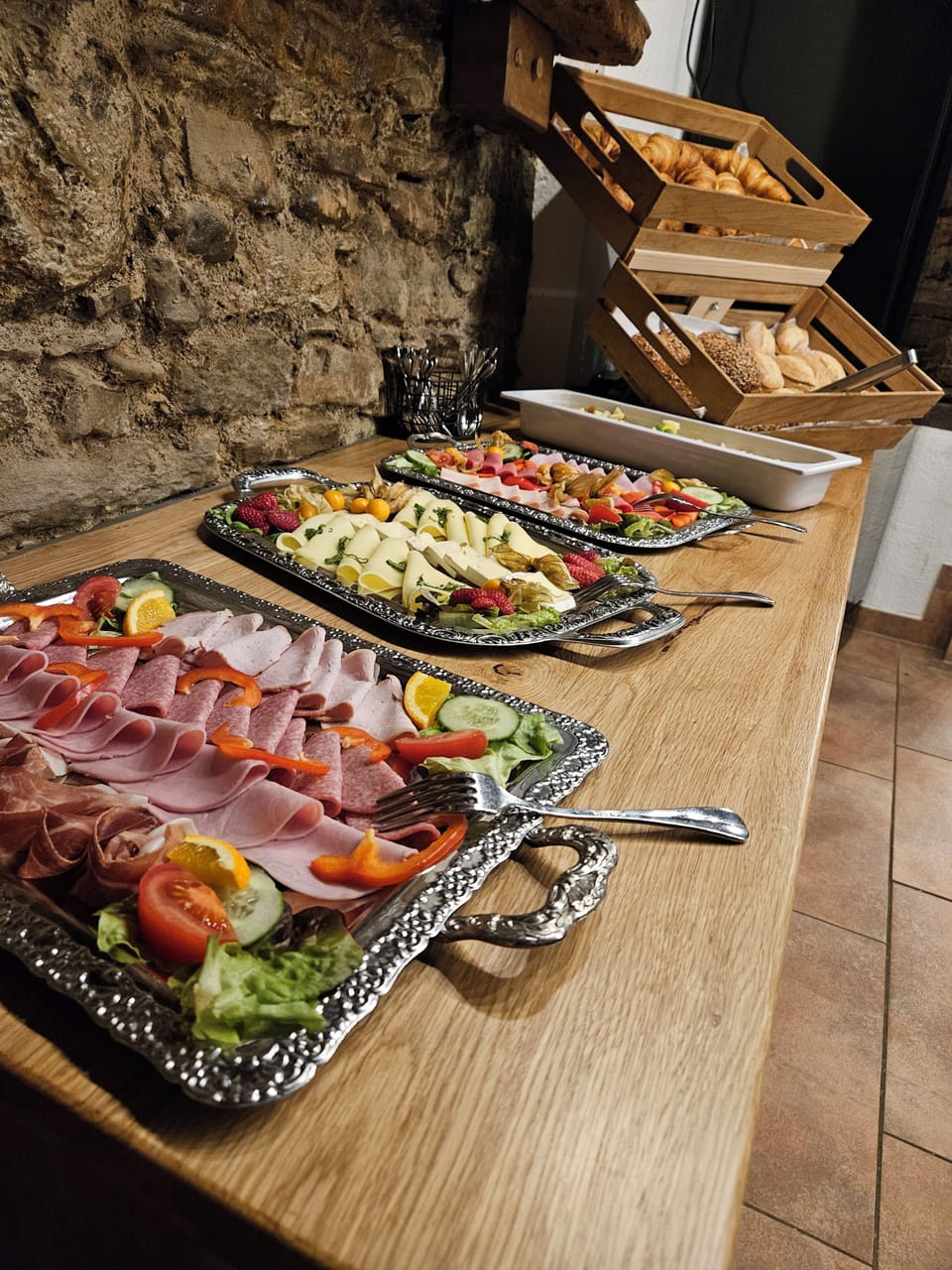Buffet breakfast for a fee on weekdays