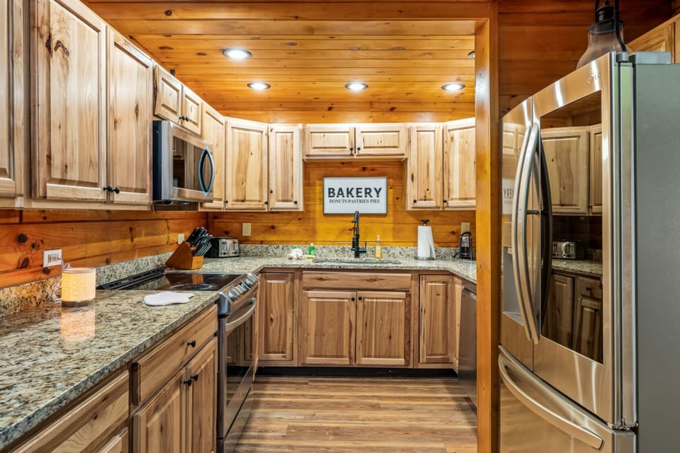 Family Cabin | Private kitchen | Fridge, microwave, oven, stovetop
