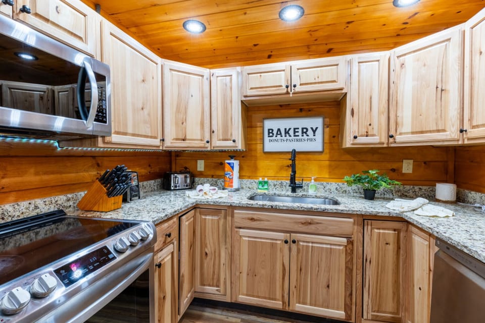 Family Cabin | Private kitchen | Fridge, microwave, oven, stovetop