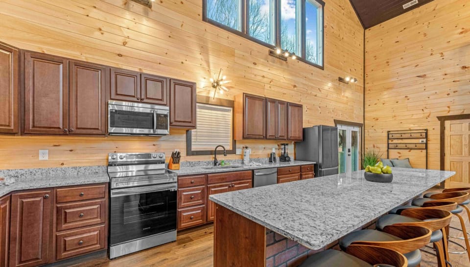 Luxury Cabin, Mountain View | Private kitchen | Fridge, microwave, oven, stovetop