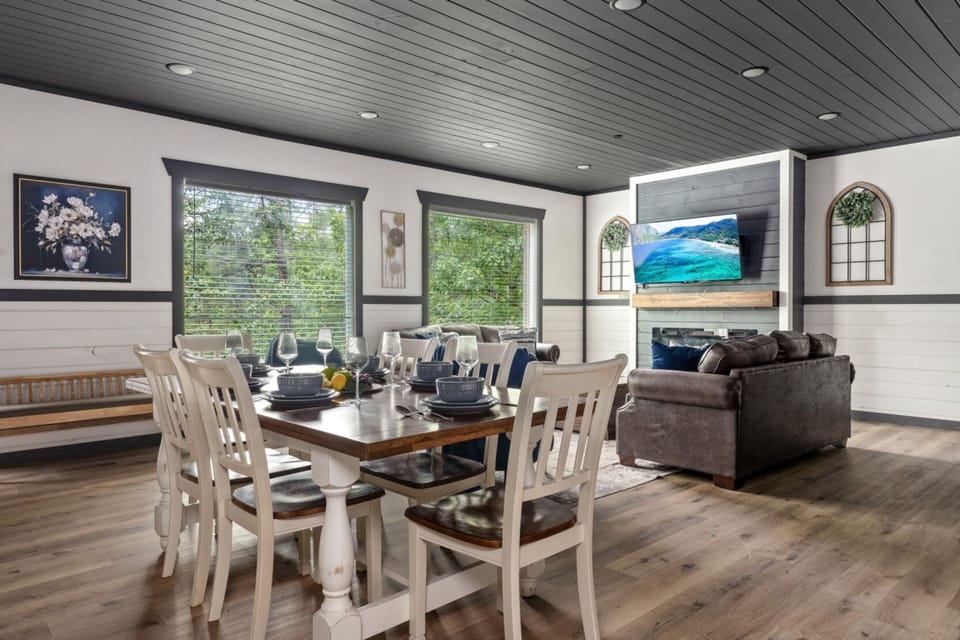 Luxury Cabin, Mountain View | Dining room