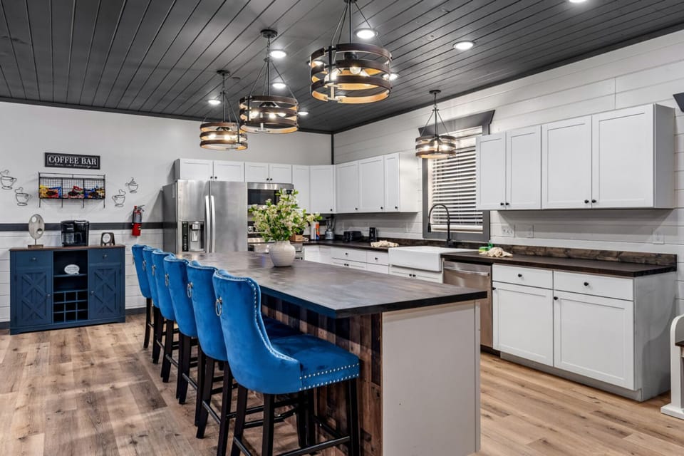 Luxury Cabin, Mountain View | Private kitchen | Fridge, microwave, oven, stovetop