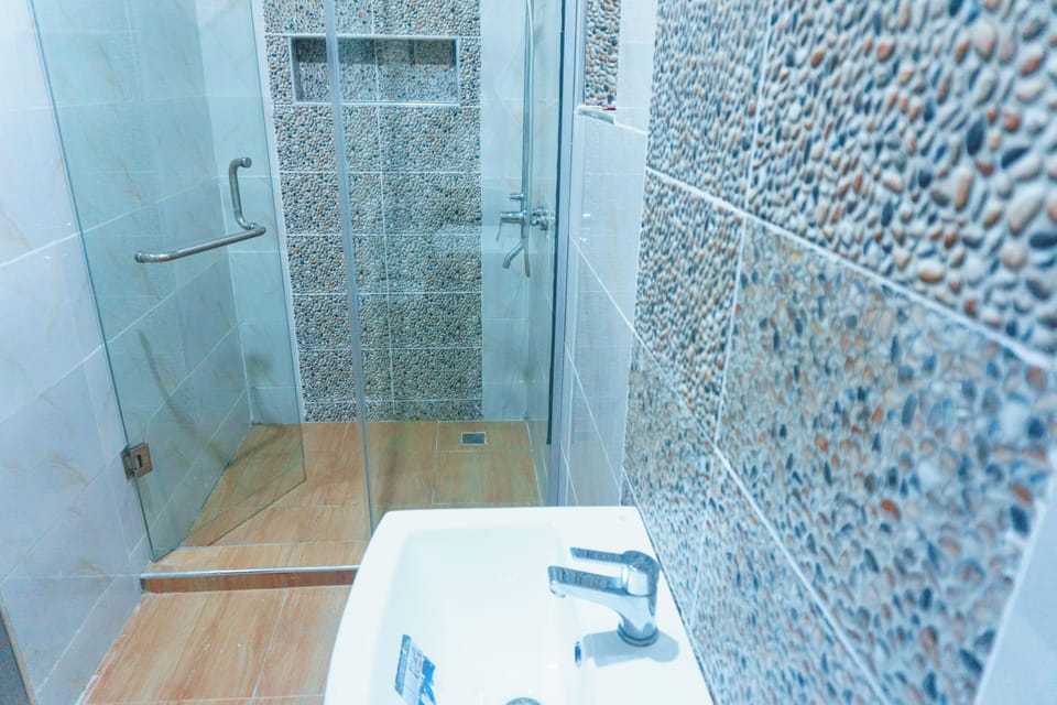 Deluxe Single Room, City View | Bathroom | Combined shower/tub, free toiletries, bathrobes, towels