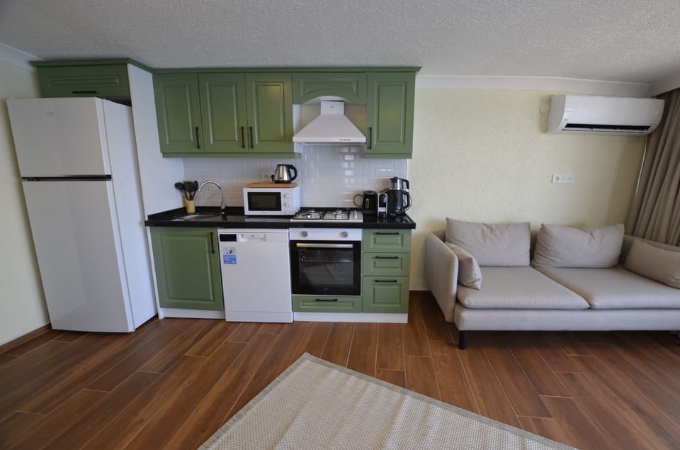 Luxury Suite | Premium bedding, in-room safe, desk, laptop workspace