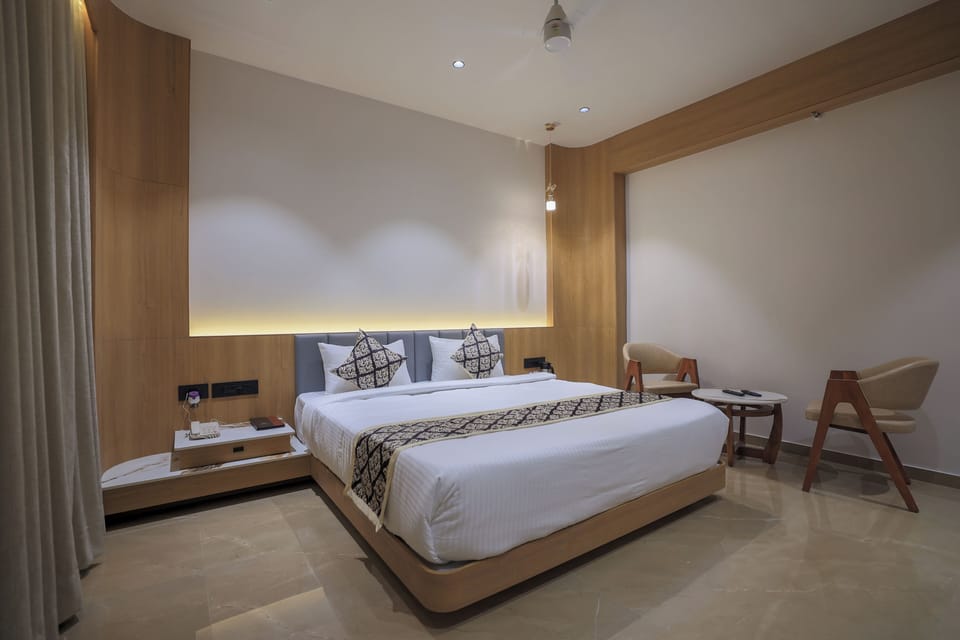 Deluxe Room | Desk, laptop workspace